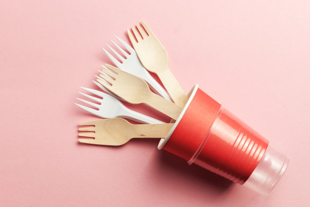 木制和塑料叉子在纸和塑料杯。环保和一次性塑料回收理念。塑料垃圾的概念。图片下载