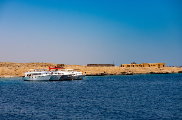 埃及西奈半岛拉斯穆罕默德珊瑚礁附近的旅游潜水船。图片下载