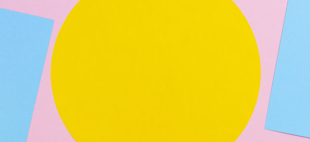 纹理旗帜背景的时尚报纸在孟菲斯几何风格。黄色、淡蓝色和淡粉色。俯视图，平放图片下载