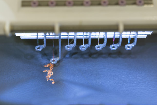 缝纫机被绣在皮肤上图片下载