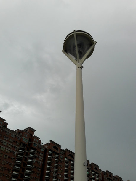 雨后的阴天，公园的路灯亮了起来图片下载