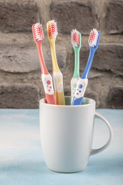 牙刷在蓝色背景与复制空间，特写。口腔卫生概念。图片下载