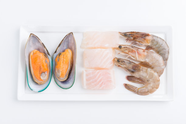 日本火锅用的鲜鱼、贻贝和虾图片下载