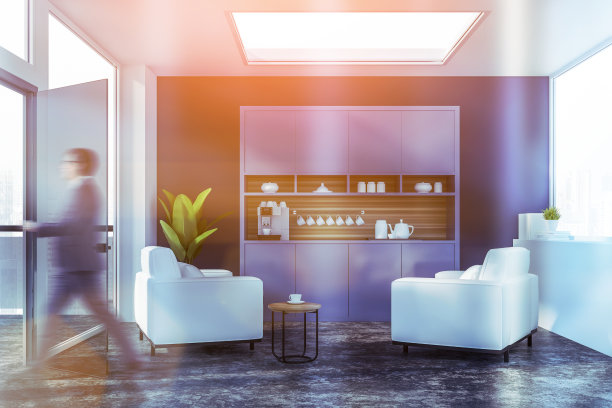 一个人走在蓝色的办公休息室里图片下载