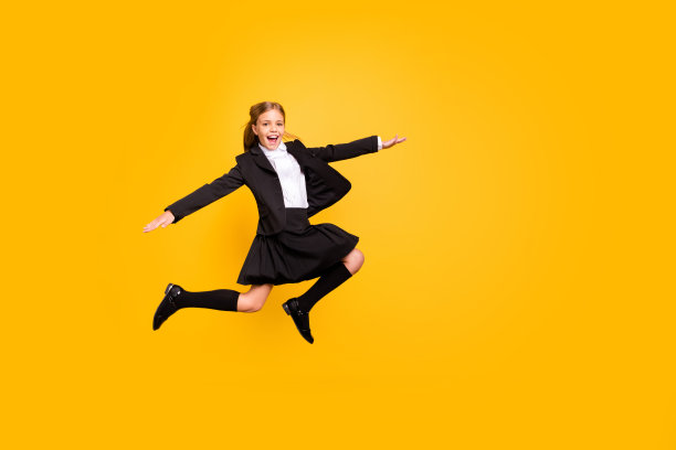 全身照片迷人的时尚时髦的孩子举起手臂，双手尖叫，大叫，大笑孤立在黄色的背景图片下载