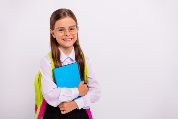 她的特写肖像，她很好，有吸引力，可爱的，甜美的，聪明的，愉快的，愉快的，积极的，十几岁的女孩，书呆子，科学家，手里拿着练习册，孤立在浅白色灰色的背景图片下载