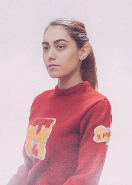 复古魅力的啦啦队女在大学制服图片下载