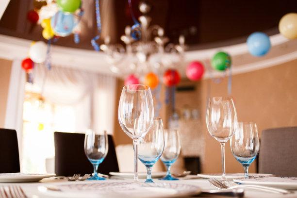 假日桌上放着眼镜图片下载