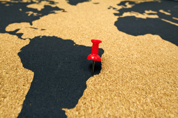 软木板上有红色大头针的南美大陆地图图片下载