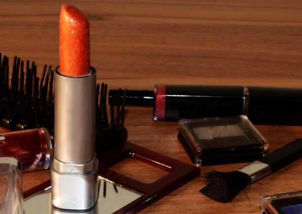 桌上的化妆品图片下载