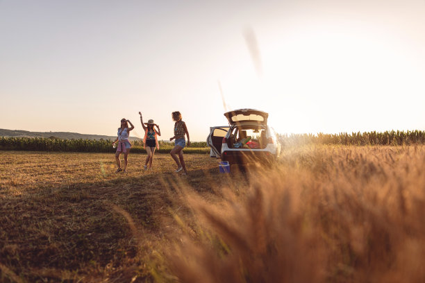 快乐和兴奋的妇女享受日落在农村地区图片下载