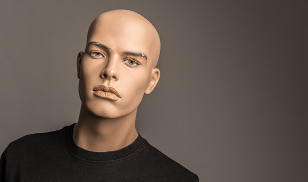 一个穿着黑色t恤，灰色背景的人体模型。图片下载