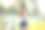 一幅美丽的亚洲女人站在公园里的肖像图片下载