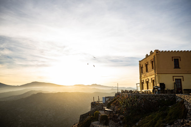 加泰罗尼亚(西班牙)克鲁厄斯角的日落和海鸥图片下载