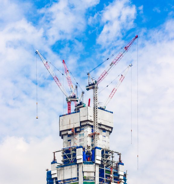 建筑起重机在建筑的屋顶上图片下载