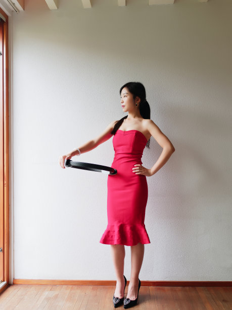 年轻的运动有吸引力的女人做普拉提塑身运动的手臂和肩膀与环，健身与普拉提魔术圈在手，工作，正面的观点，力量，健康的概念。图片下载