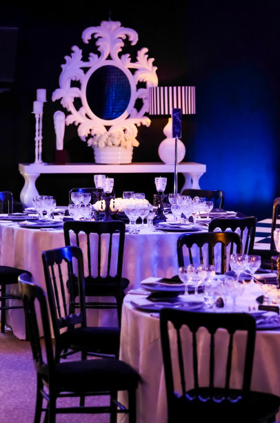 圣诞节装饰用蜡烛，鲜花和灯为大型公司的活动或晚宴图片下载