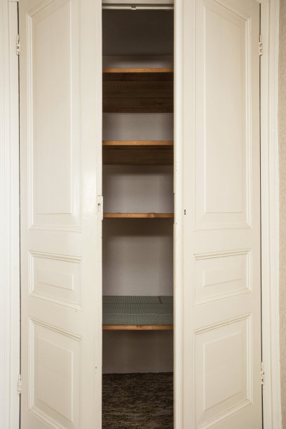 粉刷过的白色墙壁和衣柜门，门是开着的，图片下载
