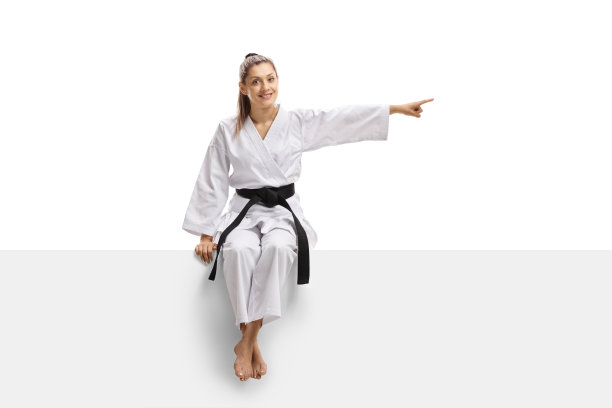 穿着和服和黑带的年轻女性坐在一个面板上，指着一边图片下载