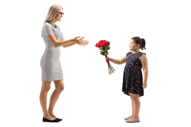 小女孩将一束红玫瑰送给一位年轻的女士图片下载