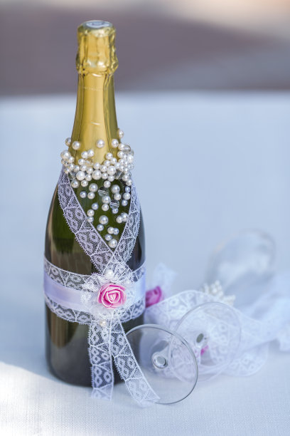 装饰过的婚礼香槟。图片下载