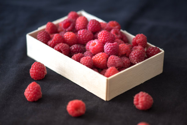 成熟覆盆子。一份放在白盒子里。图片下载