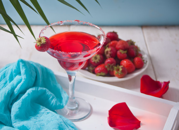 红色异国情调的酒精鸡尾酒在透明的玻璃图片下载