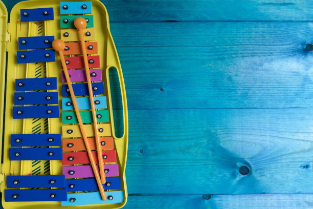 彩虹双木琴在蓝色背景上配以复制空间，发展音乐理念图片下载