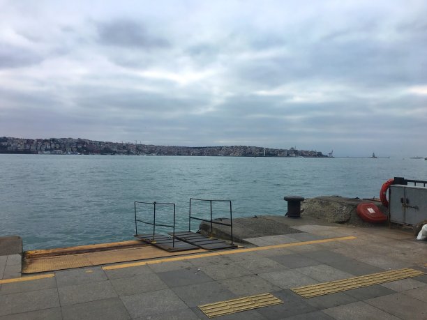 从伊斯坦布尔的巴巴罗斯海利汀帕夏码头眺望博斯普鲁斯海峡。图片下载