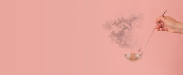 用勺子在粉红色的背景上复印空间图片下载