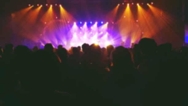 在现场表演中模糊一群人，在音乐会或一个晚上模糊人们的剪影图片下载