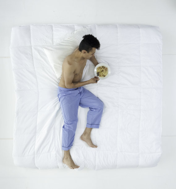 性感的非裔美国人在床上图片下载