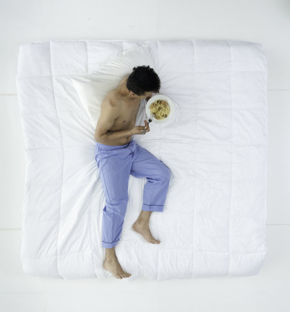 性感的非裔美国人在床上图片下载