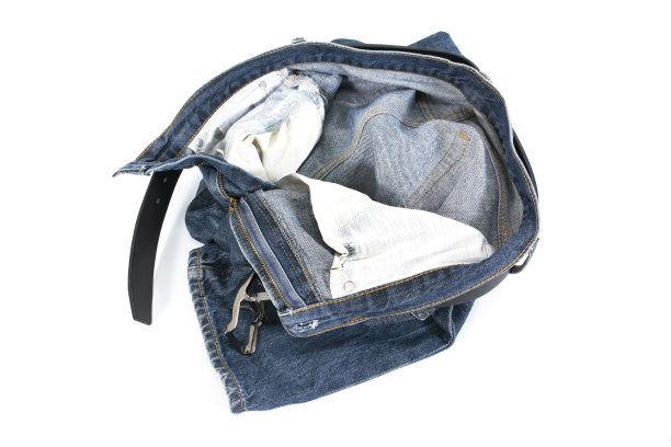 脱下牛仔裤裤子与皮带隔离在白色的背景。脱衣牛仔裤与皮带隔离图片下载