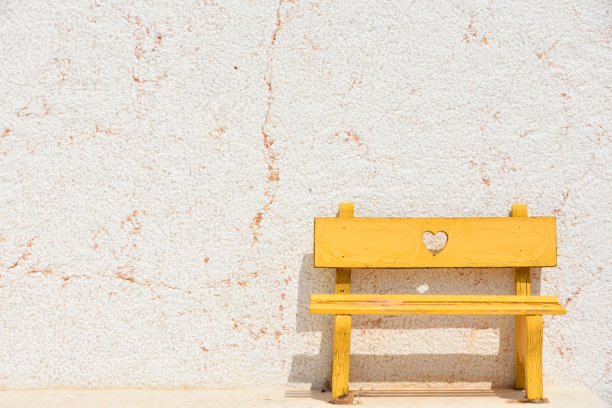 带有瓷鸟的迷你木制长椅图片下载