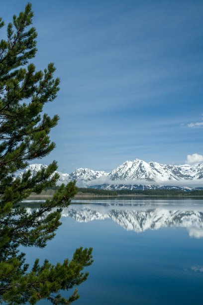 在大提顿国家公园的大提顿山脉和雪倒映在湖上图片下载
