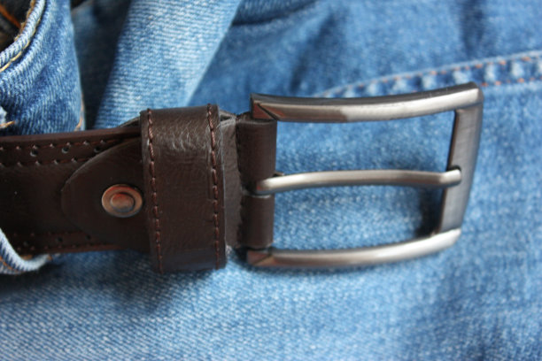 牛仔裤配皮带图片下载