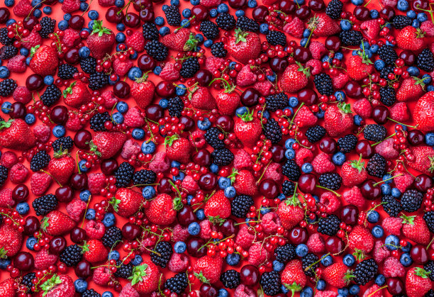 上方新鲜排列草莓，黑莓，红醋栗，覆盆子，樱桃图片下载