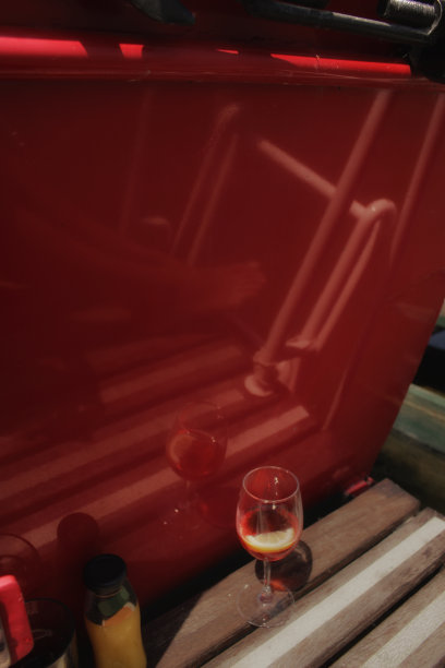 一杯红色鸡尾酒图片下载
