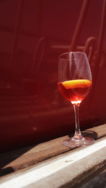 一杯红色鸡尾酒图片下载