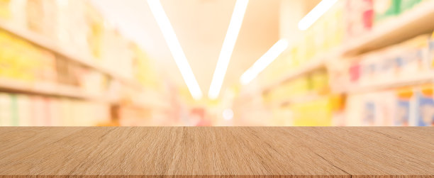 抽象模糊的地方 当代超市货架在全景背景与奶油色木面板板材视角展示或广告产品在展示背景概念。图片下载