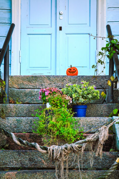 万圣节前夕在前门附近放南瓜。图片下载