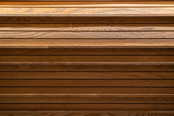 木板的棕色纹理背景与轻梯度从上面。图片下载