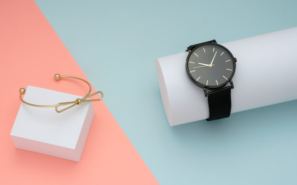 金手镯配腕表，绿粉粉彩底色图片下载