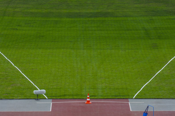 草地上的标枪投掷区，田径运动图片下载
