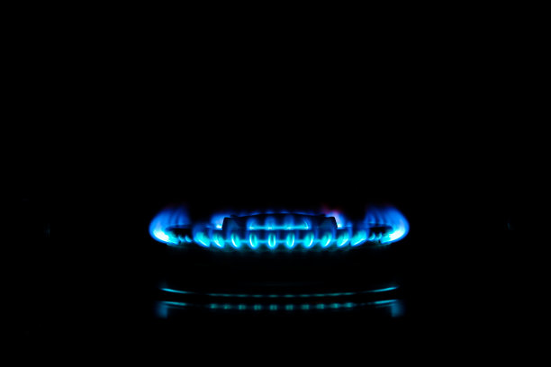 厨房里煤气炉的蓝色火焰图片下载