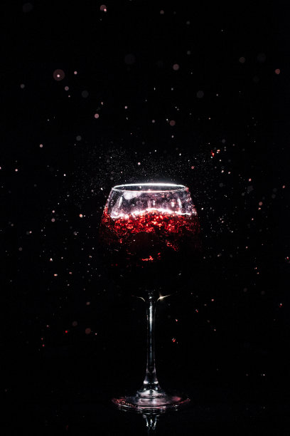 一杯水晶红酒，周围有一圈图片下载