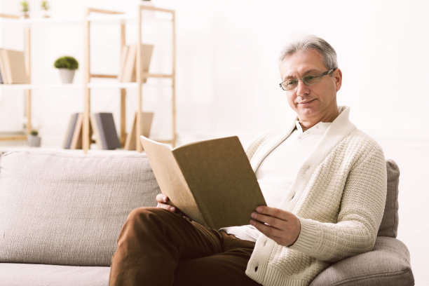 鳏夫看着家庭照片，回忆往事图片下载