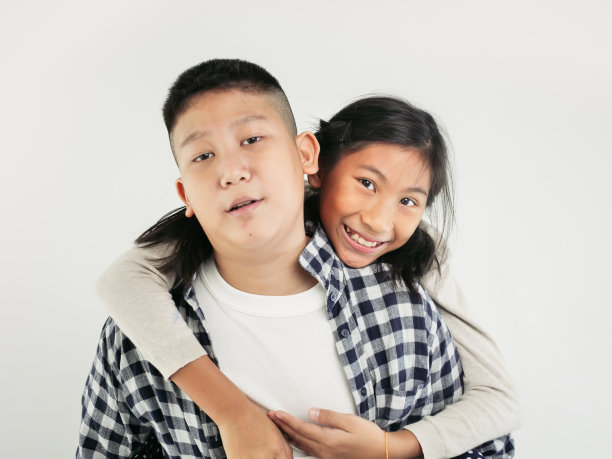 快乐的亚洲漂亮女孩喜欢骑在她的哥哥背上，生活理念。图片下载