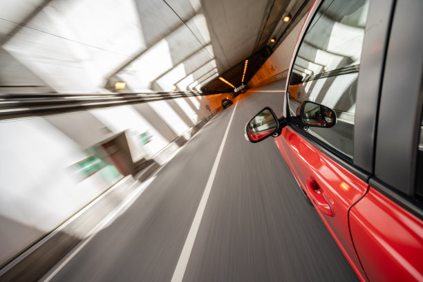 在隧道中快速骑行图片下载